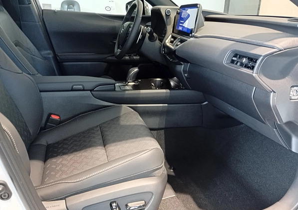 Lexus UX cena 253000 przebieg: 1, rok produkcji 2023 z Wołomin małe 137
